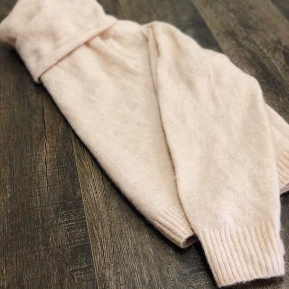 H&M Sweaters - H&M Long Sleeved Turtle Neck Neutral Knit Sweater